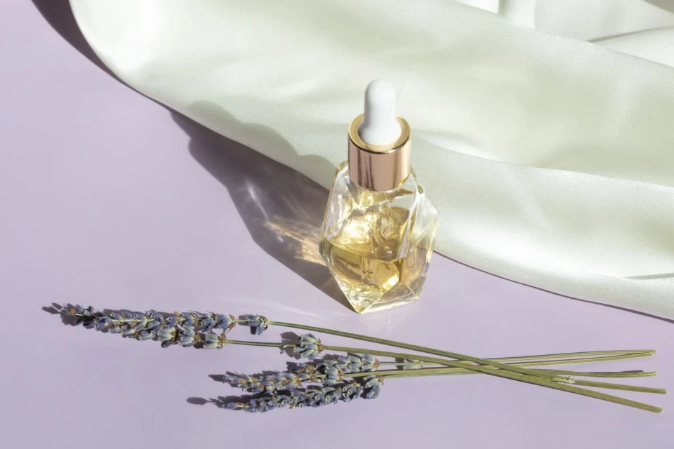 5 Essential Oils That Can Replace Your Perfume